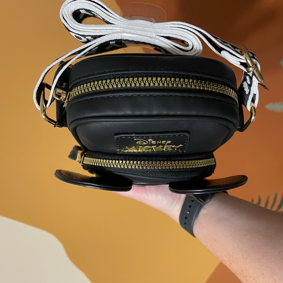 Disney's Mickey Mouse 3D Phone Holder - Picture 4 of 5